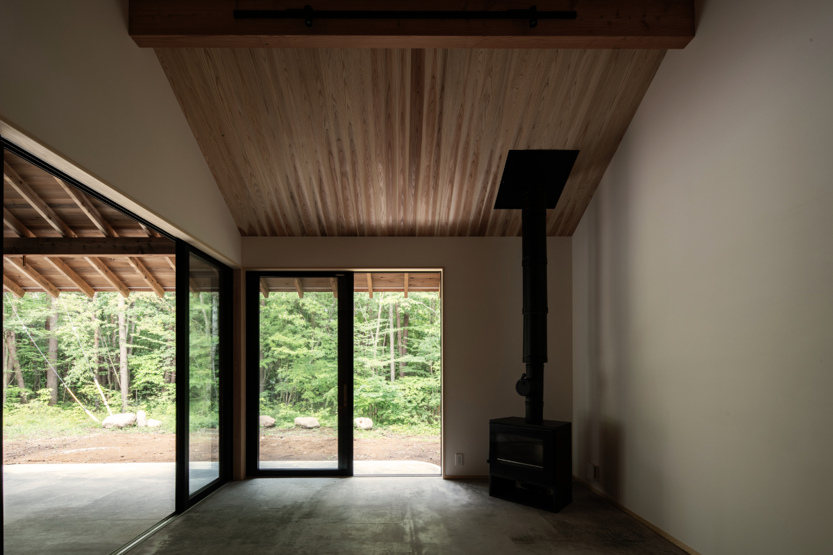 天井を木、壁を珪藻土で仕上げた落ち着いた空間