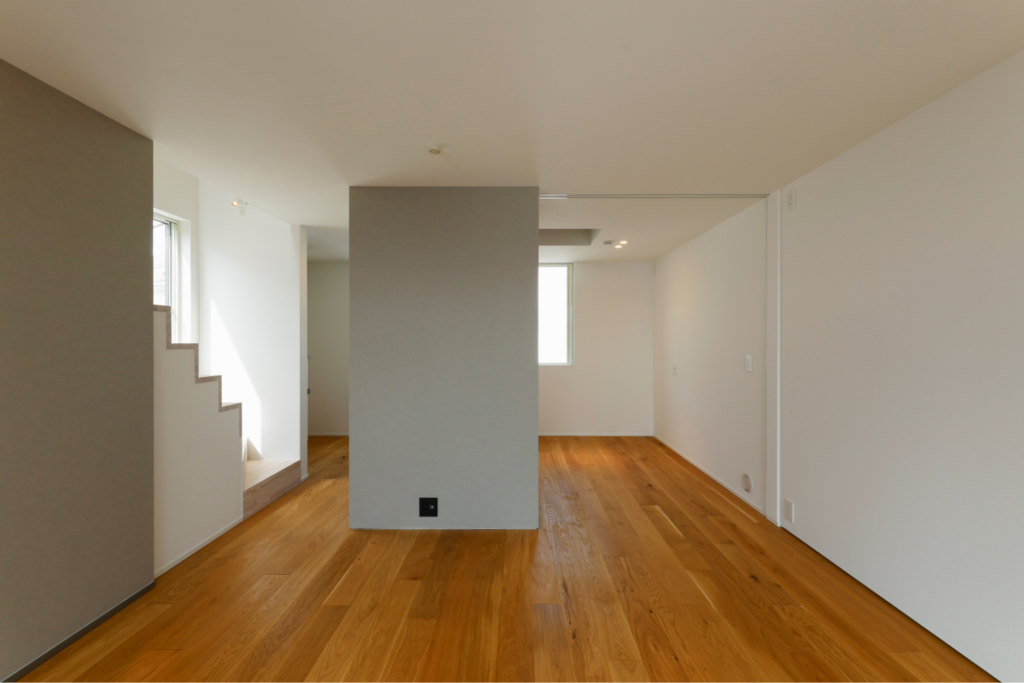 床を木に、壁と天井を珪藻土で仕上げたリビング空間