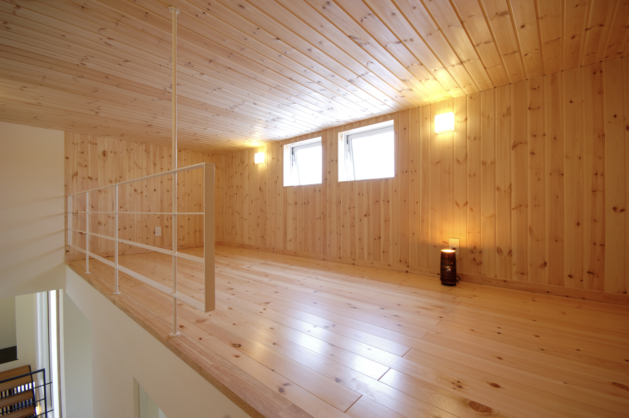 床も天井も壁も木で包み込んだインテリア空間